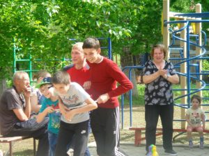 В ГАУ СО КЦСОН Пугачевского района состоялся спортивный праздник «Семейные старты»