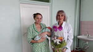 Специалисты КЦСОН Пугачевского района провели традиционную акцию «Поздравление с новорожденным»