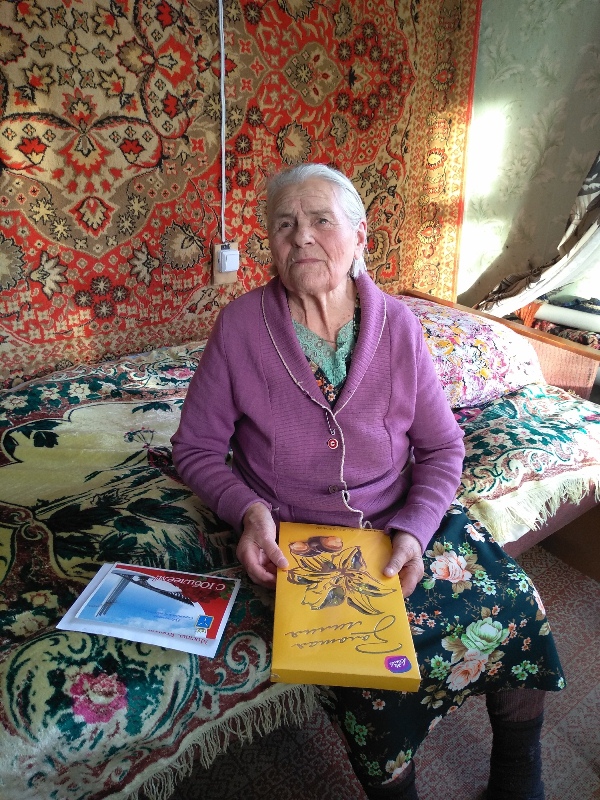 Сотрудники Комплексного центра социального обслуживания населения Пугачевского района поздравили с 90-летием труженицу тыла