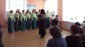 Представители старшего поколения встретились с актером драматического театра