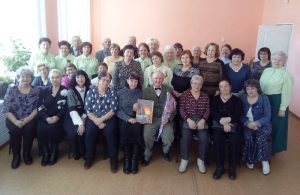 Представители старшего поколения встретились с актером драматического театра