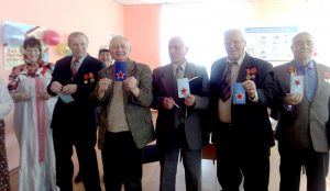 Представителей старшего поколения поздравили с Днем защитника Отечества