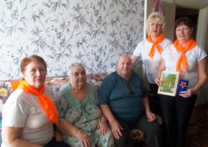 Пугачевские волонтеры провели акцию «Праздник в каждый дом»