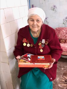 Труженицу тыла из Пугачевского района поздравили с 90-летием