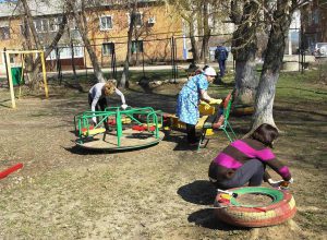 В КЦСОН Пугачевского района привели в порядок территорию после окончания зимнего периода