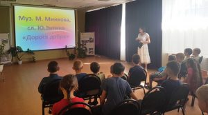 В летнем оздоровительном лагере при КЦСОН Пугачевского района поют популярные детские песни