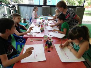 В летнем лагере при КЦСОН Пугачевского района детей приобщают к удивительному миру искусства