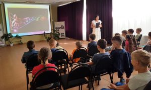 В летнем оздоровительном лагере при КЦСОН Пугачевского района поют популярные детские песни