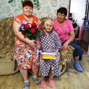 Труженицу тыла из Пугачевского района поздравили с 95-летием
