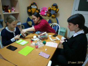 Дети готовят подарки для представителей старшего поколения