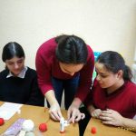 Дети готовят подарки для представителей старшего поколения