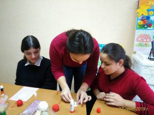 Дети готовят подарки для представителей старшего поколения