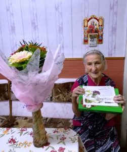 Сотрудники Комплексного центра социального обслуживания населения Пугачевского района поздравили с 90-летием труженицу тыла