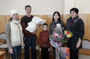 Специалисты КЦСОН Пугачевского района провели акцию «Поздравление с новорожденным»