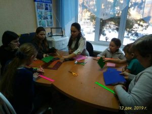 В КЦСОН Пугачевского района сделали елочные игрушки своими руками