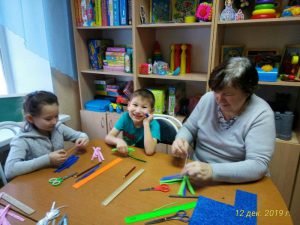 В КЦСОН Пугачевского района сделали елочные игрушки своими руками