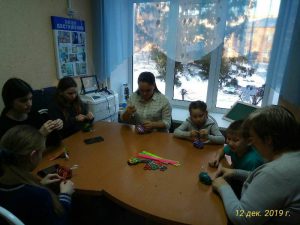 В КЦСОН Пугачевского района сделали елочные игрушки своими руками