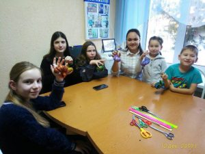 В КЦСОН Пугачевского района сделали елочные игрушки своими руками