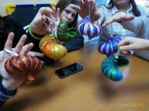 В КЦСОН Пугачевского района сделали елочные игрушки своими руками