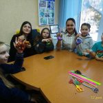В КЦСОН Пугачевского района сделали елочные игрушки своими руками