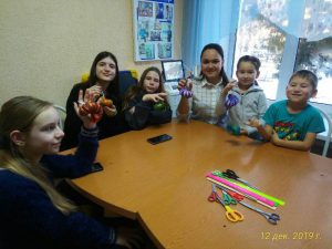 В КЦСОН Пугачевского района сделали елочные игрушки своими руками