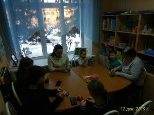 В КЦСОН Пугачевского района сделали елочные игрушки своими руками