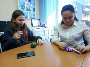 В КЦСОН Пугачевского района сделали елочные игрушки своими руками