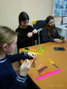 В КЦСОН Пугачевского района сделали елочные игрушки своими руками