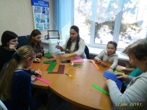В КЦСОН Пугачевского района сделали елочные игрушки своими руками