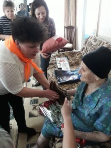 «Серебряные» волонтеры ГАУ СО КЦСОН Пугачевского района поздравили 95-летнего юбиляра