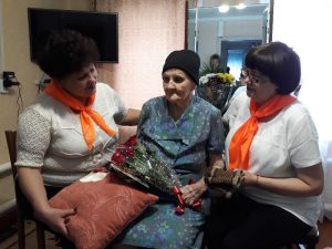 «Серебряные» волонтеры ГАУ СО КЦСОН Пугачевского района поздравили 95-летнего юбиляра