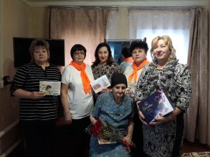 «Серебряные» волонтеры ГАУ СО КЦСОН Пугачевского района поздравили 95-летнего юбиляра