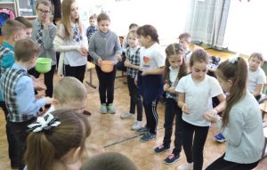 Юные волонтеры КЦСОН Пугачевского района познакомили малышей с традициями Васильева дня