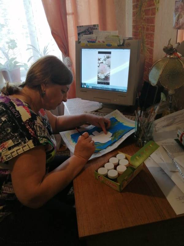 Для членов клуба «Старость в радость» при ГАУ СО КЦСОН Пугачевского района прошло онлайн-занятие по правополушарному рисованию