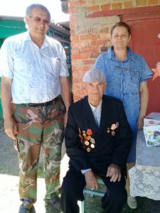 Сотрудники КЦСОН Пугачевского района поздравили с 90-летием труженика тыла