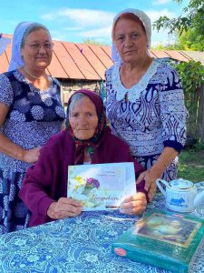 Сотрудники Комплексного центра социального обслуживания населения Пугачевского района поздравили с 95-летием труженицу тыла