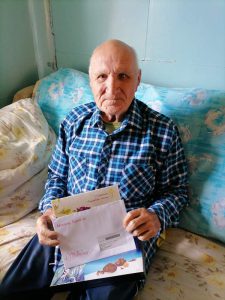 Пугачевского долгожителя поздравили специалисты комплексного центра социального обслуживания населения