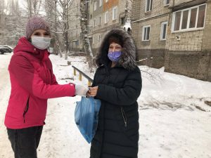Получателей услуг поздравили с Днем матери