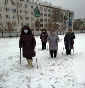 Пугачевские пенсионеры активно занимаются скандинавской ходьбой