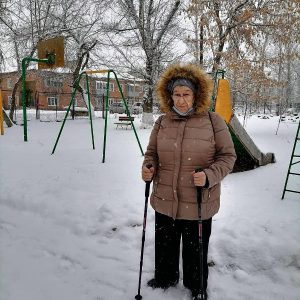 Пугачевские пенсионеры активно занимаются скандинавской ходьбой
