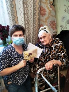 Труженицу тыла из Пугачева поздравили с 90-летним юбилеем