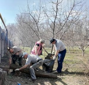 В ГАУ СО КЦСОН Пугачевского района состоялся субботник