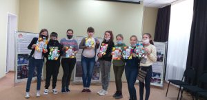Пугачевские школьники изготовили своими руками открытки ветеранам