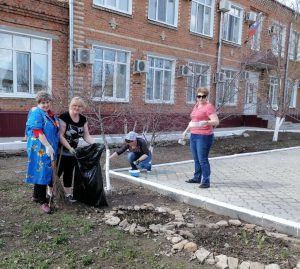 В ГАУ СО КЦСОН Пугачевского района состоялся субботник