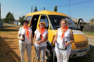 Представители старшего поколения Пугачевского района осваивают скандинавскую ходьбу
