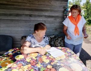 Представители старшего поколения Пугачевского района осваивают скандинавскую ходьбу