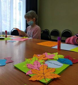 В КЦСОН Пугачевского района прошел мастер-класс по изготовлению поздравительных открыток ко Дню Учителя