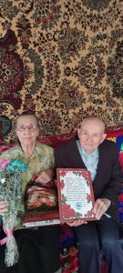 Сотрудники КЦСОН Пугачевского района поздравили семью Хальзовых с благодатной свадьбой