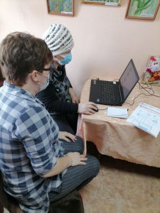 В ГАУ СО КЦСОН Пугачевского района продолжаются занятия по обучению компьютерной грамотности пожилых людей
