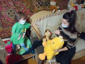 Психолог КЦСОН Пугачевского района проводит индивидуальную работу с детьми из семей, находящихся в социально опасном положении